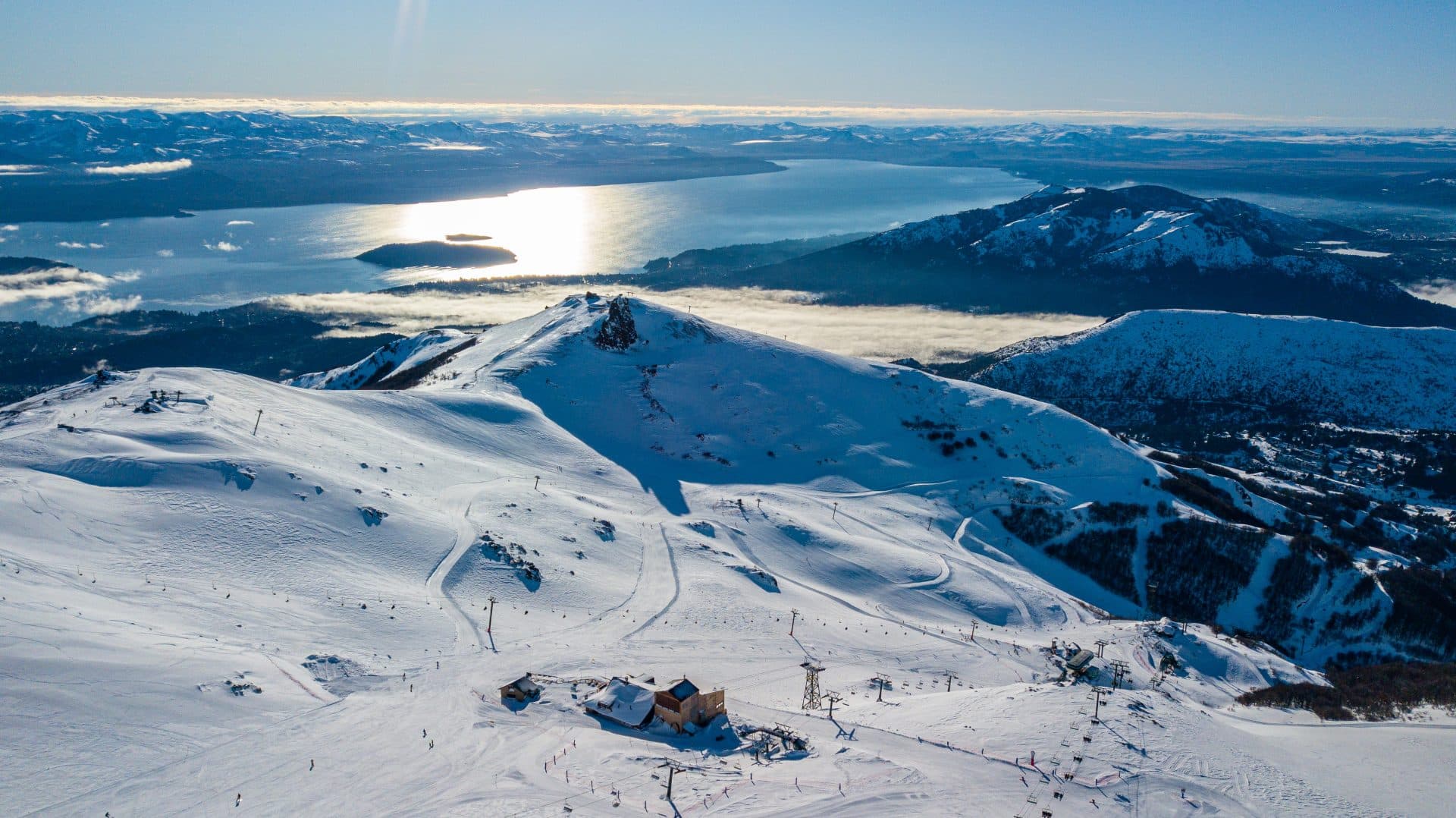 Pistas nevadas del Cerro Catedral con el Lago Nahuel Huapi de fondo, en Bariloche